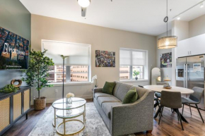 Tasteful Condo Walking Distance to French Quarter